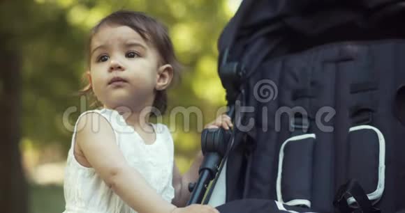 可爱的女婴在初夏探索公园视频的预览图