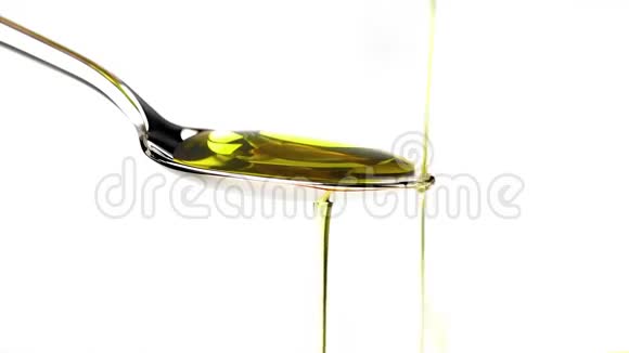 特级初榨橄榄油倒在白色背景的勺子上视频的预览图