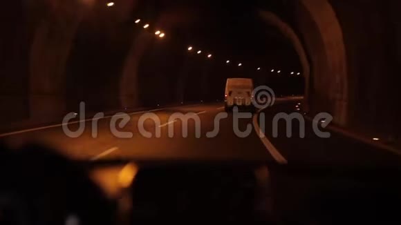 沿着一条灯光明亮的汽车隧道跟着一辆白色卡车在一条山道上行驶景色令人叹为观止视频的预览图