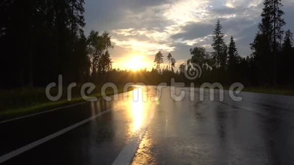 在夕阳西下的雨天路上行驶视频的预览图