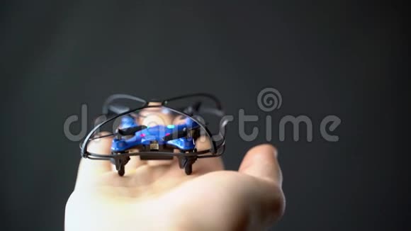 一架雄性无人机从他手中发射微型飞行器视频的预览图