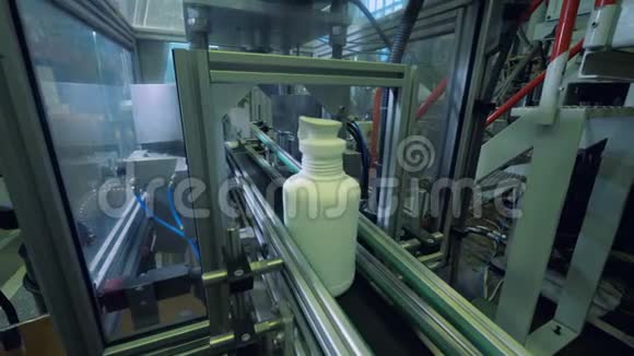 白色瓶子带有化学物质在工厂输送机上移动自动化生产视频的预览图