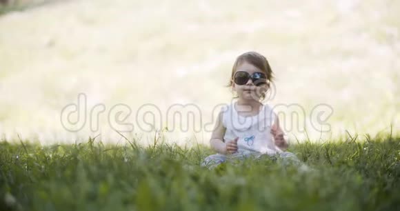 可爱的女婴在初夏探索公园视频的预览图