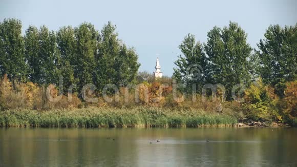 湖景教堂在框架中间视频的预览图