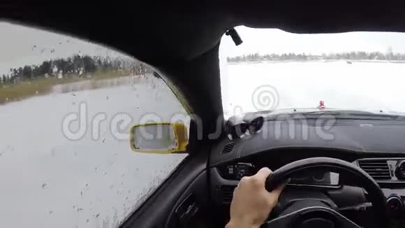 冬天在雪覆盖的湖面上汽车在结冰的轨道上行驶室内视野冬季雪地赛道上的赛车视频的预览图
