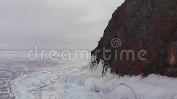贝加尔湖岩山冬季景观鸟瞰视频的预览图