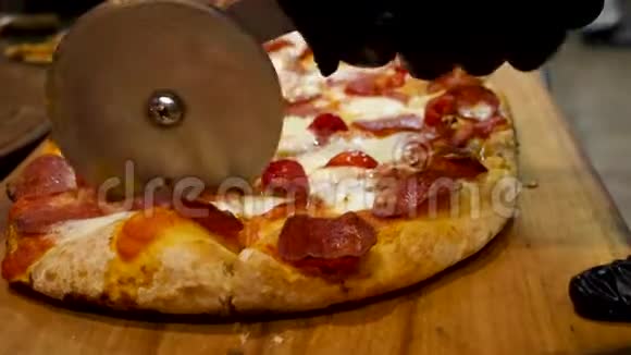 在厨房切披萨的黑色烹饪手套厨师面包师的手美味的意大利食物概念视频的预览图