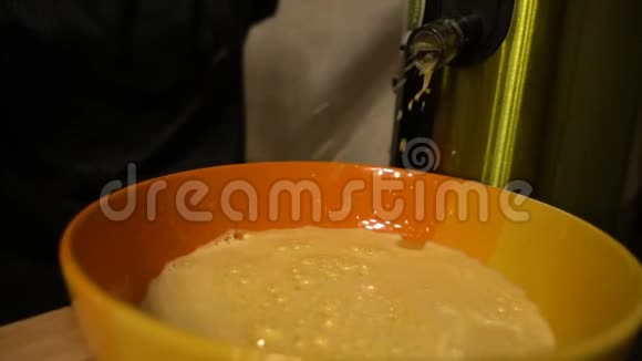 橙汁用榨汁机慢慢挤出视频的预览图