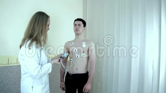 医生给一个患有心脏病的年轻病人建议医生被指示使用支架视频的预览图