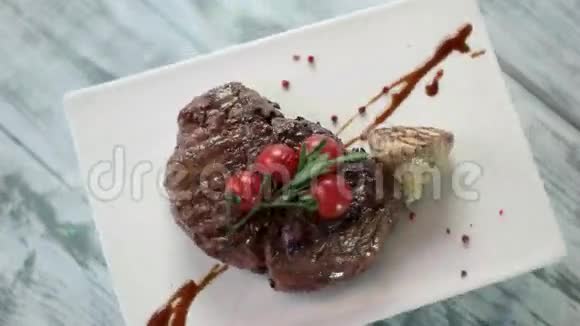 盘子里的肉在旋转视频的预览图