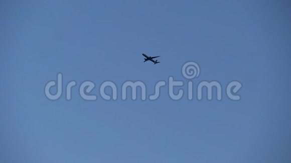 飞机在蓝天上空飞行视频的预览图