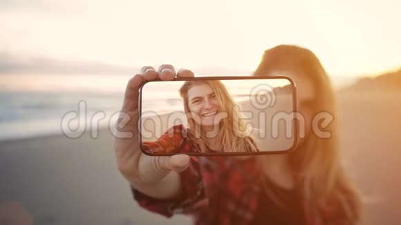 女孩在手机上拍摄自拍视频的预览图