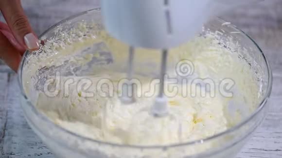 为自制蛋糕做奶油用搅拌机打黄油霜视频的预览图