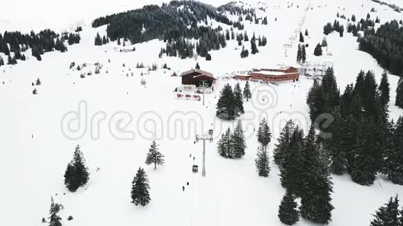 滑雪胜地人们在冬季滑雪场的雪坡上滑雪和滑雪板雪山上的滑雪电梯视频的预览图