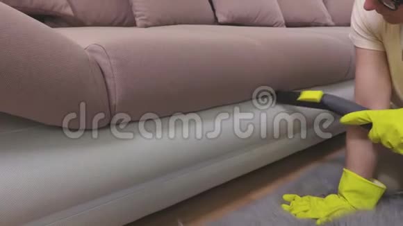 女士用吸尘器清洁沙发前侧视频的预览图