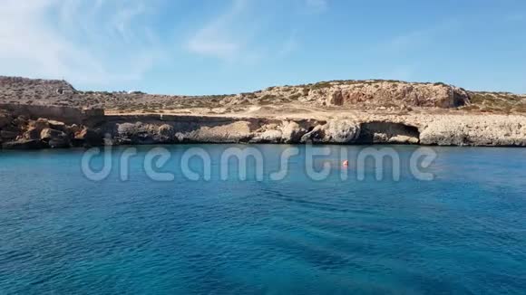 从海上看塞浦路斯普罗塔拉斯的卡沃格雷科视频的预览图