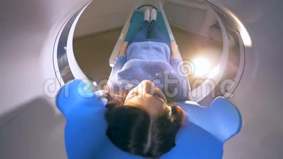 一种工作的CT机器病人可以在里面和外面移动视频的预览图