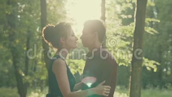 日落时分浪漫的年轻情侣在公园里拥抱视频的预览图