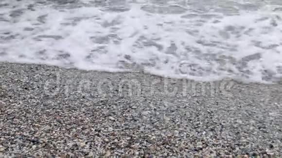 4K波浪沿卵石滩断裂视频的预览图