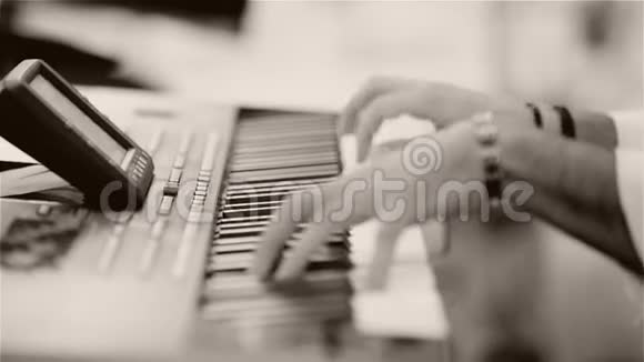 玩键盘乐器的人视频的预览图