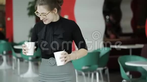 两个商务女性在咖啡馆里讨论商务项目和喝咖啡视频的预览图