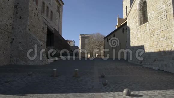 在一个阳光明媚的冬日中世纪安蒂比斯村的小广场视频的预览图