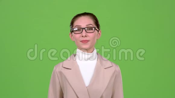 戴眼镜的女孩没问题绿色屏幕慢动作视频的预览图