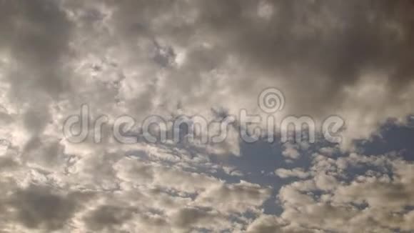 4K射出环绕天空的云视频的预览图