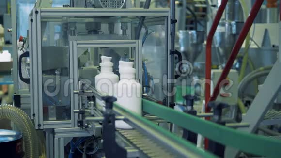 白色瓶子上装有化学品的工厂传送带采用自动技术视频的预览图