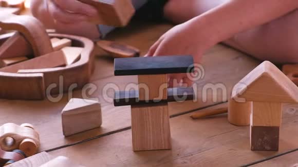 女人正在用木块建造一座塔特写双手视频的预览图