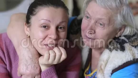 又老又年轻的脸祖母和孙女一起看镜头特写镜头4K视频的预览图