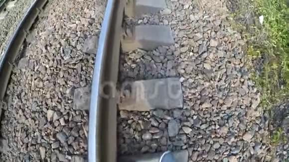 一个女孩踩着铁路枕木视频的预览图