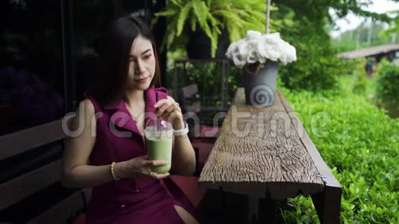 在咖啡馆喝绿茶的女人视频的预览图