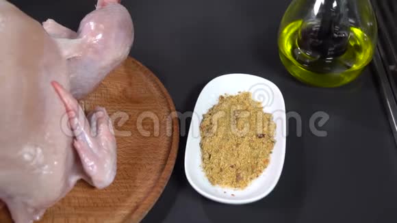 厨师用香料洒鸡肉慢动作视频的预览图