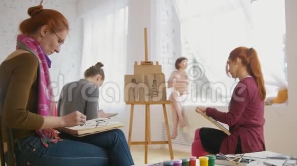 白种人女艺术家在画室里表演艺术作品视频的预览图