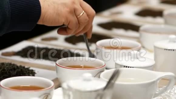 锡兰品茶从脱胶杯近距离观看视频的预览图