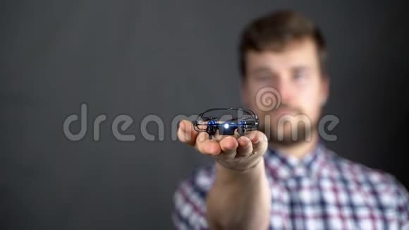 一架雄性无人机从他手中发射视频的预览图
