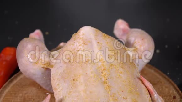 厨师用香料洒鸡肉慢动作视频的预览图