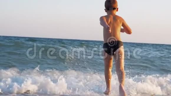 孩子们在海岸上享受假期跑到海里游泳视频的预览图
