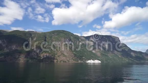 令人叹为观止的Sunnylvsfjorden峡湾和游轮挪威西部视频的预览图