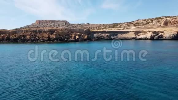 从海上看塞浦路斯普罗塔拉斯的卡沃格雷科视频的预览图