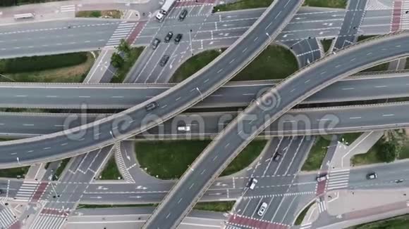 空中观景交通主城道路与车辆运输视频的预览图