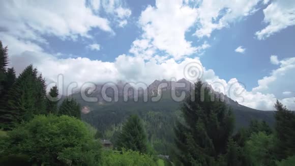 蓝天白云覆盖着美丽的岩石山底部是绿林视频的预览图