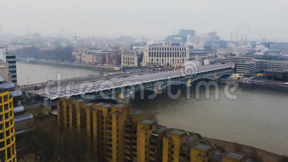 从鸟瞰黑色火车大桥视频的预览图