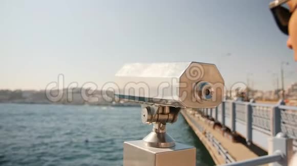 在土耳其的Instanbul着一个硬币操作的双筒望远镜在城市的观点在Instanbul土耳其4K生活方式视频的预览图