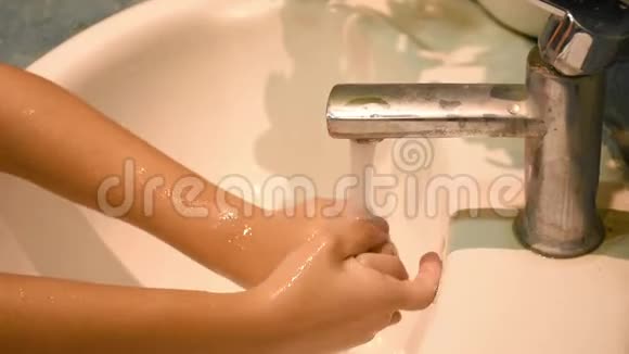 让孩子们用水龙头里的水清洗视频的预览图