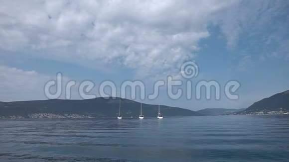 三艘游艇排在亚得里亚海上视频的预览图