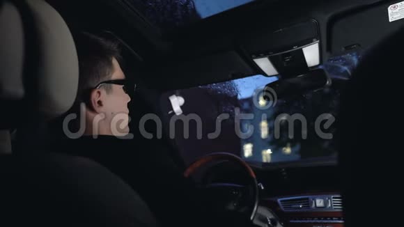 司机在雨天夜间驾驶事故风险时坐豪华车视频的预览图