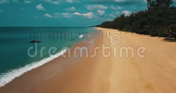在沙滩上飞堆在海水中视频的预览图