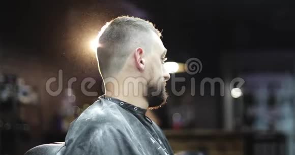 为留胡子的中年男子剪发已经完成视频的预览图